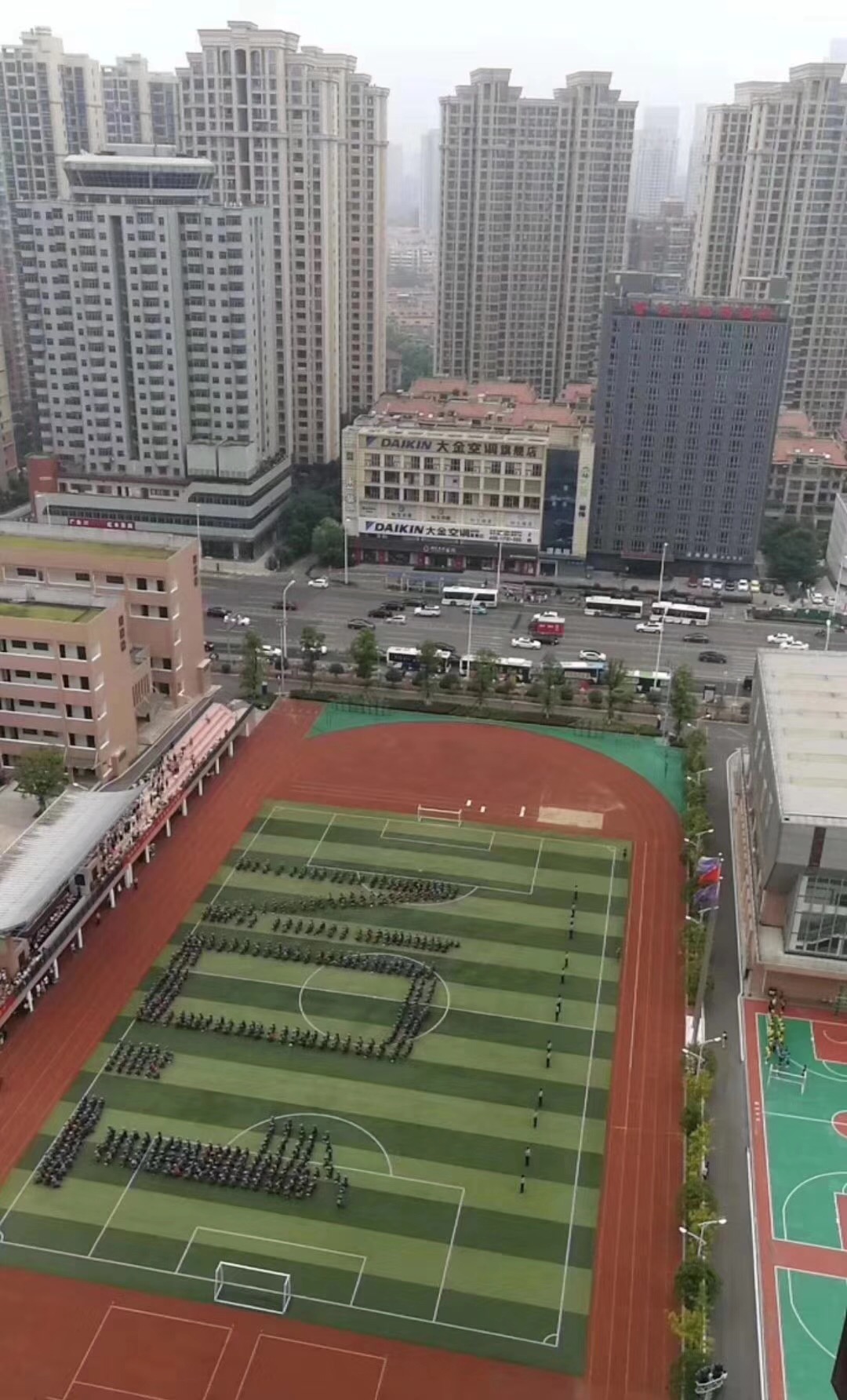 "我的梦 中国梦"——长沙市麓山滨江实验学校高一心神