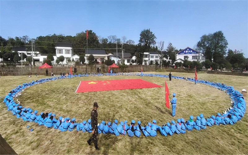 5、学生们做游戏活动