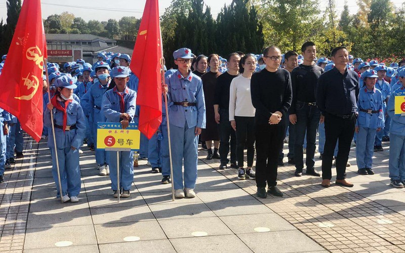 7、师生们在林老铜像前举行仪式
