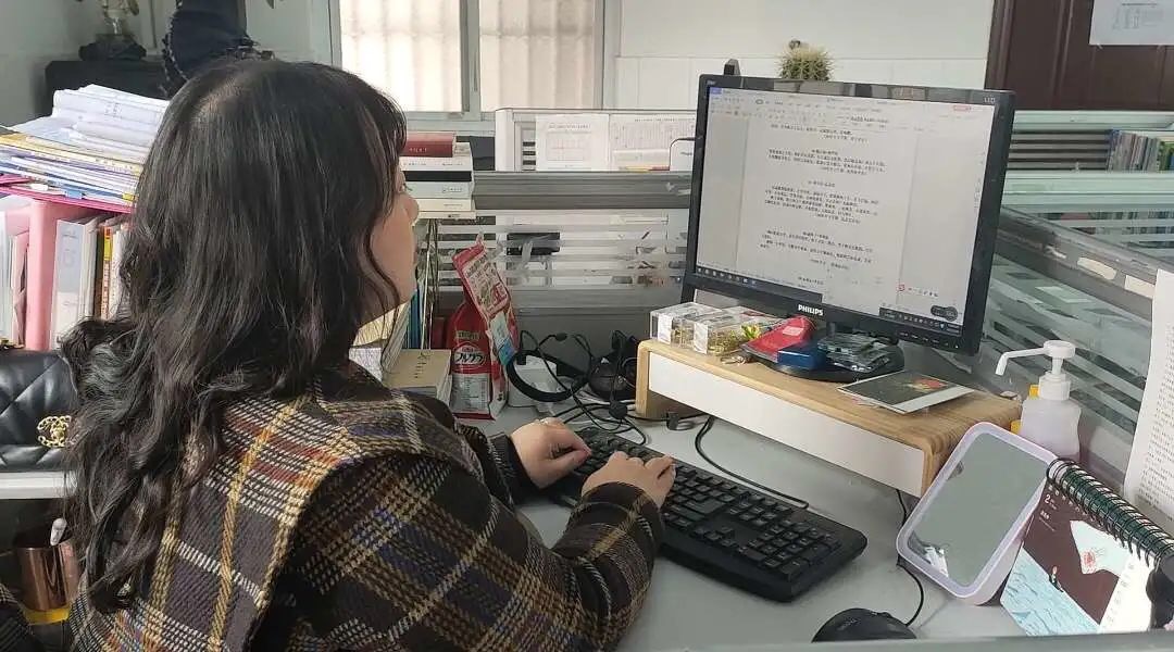 图片3 张帆老师为全班每一位学生填词写期末评语