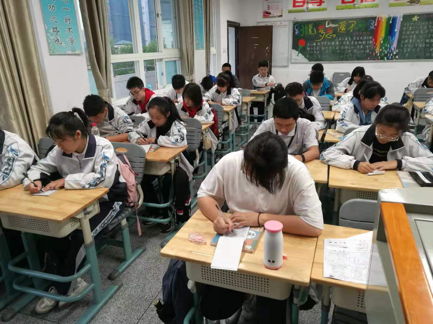 图片7 年级组织的听写大赛