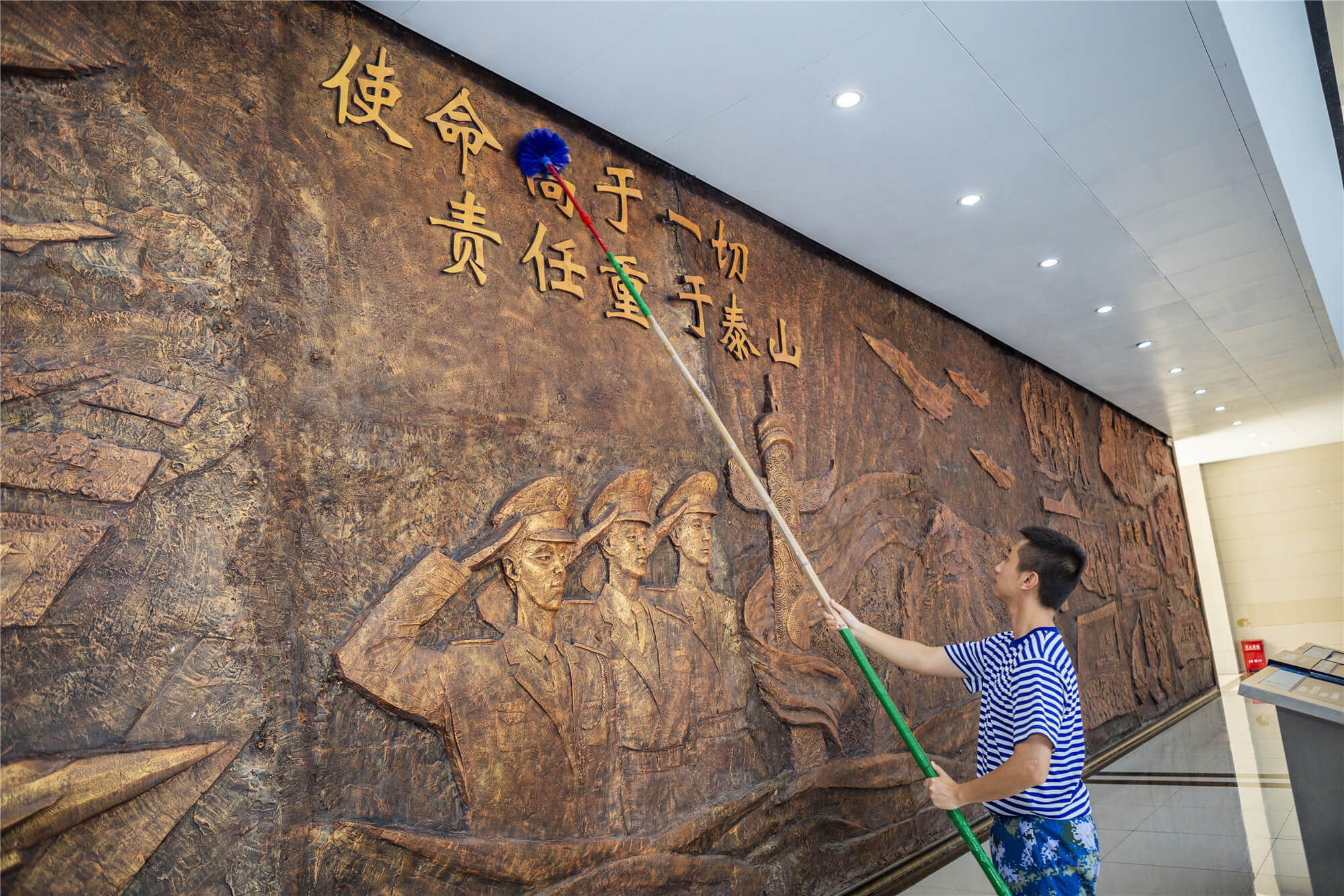 长沙航院学生清理墙面