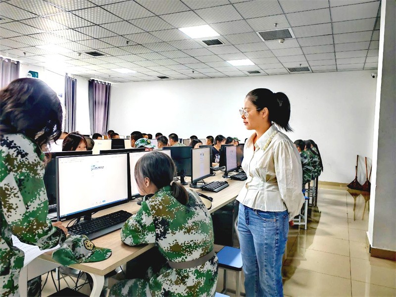 王伍燕老师入学教育监考