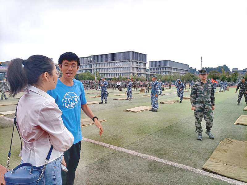 赵可佳老师指导叠被子比赛
